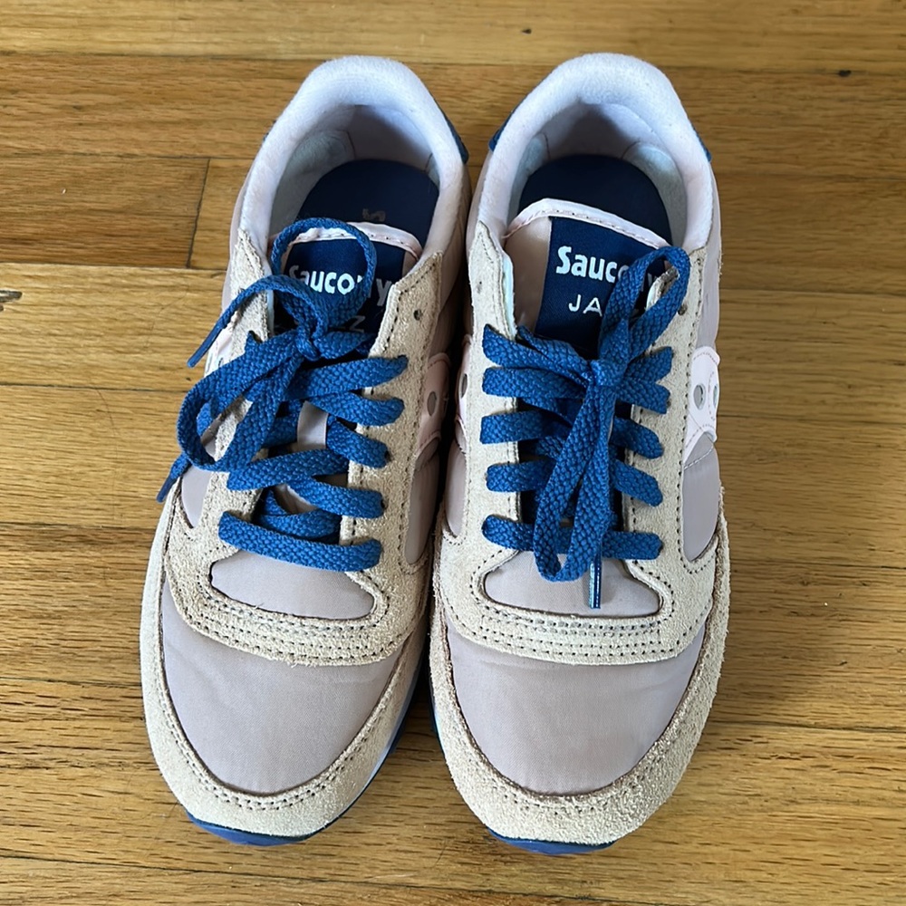 Saucony Jazz Womens 7.5 like new tan with navy